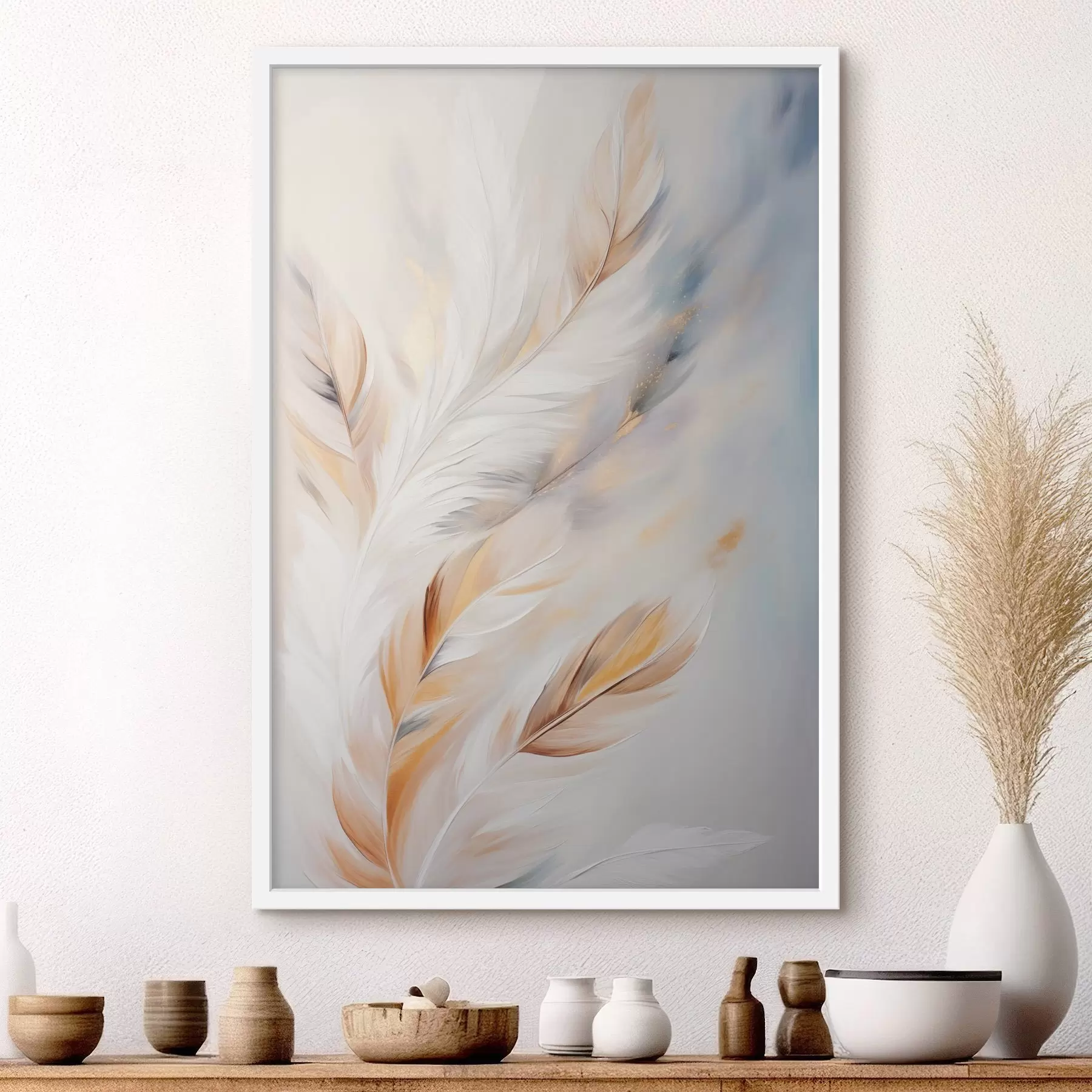 Fotobehang Grote, zachte veren met een mix van witte, gele en bruine tinten, tegen een lichte, abstracte achtergrond. f47443