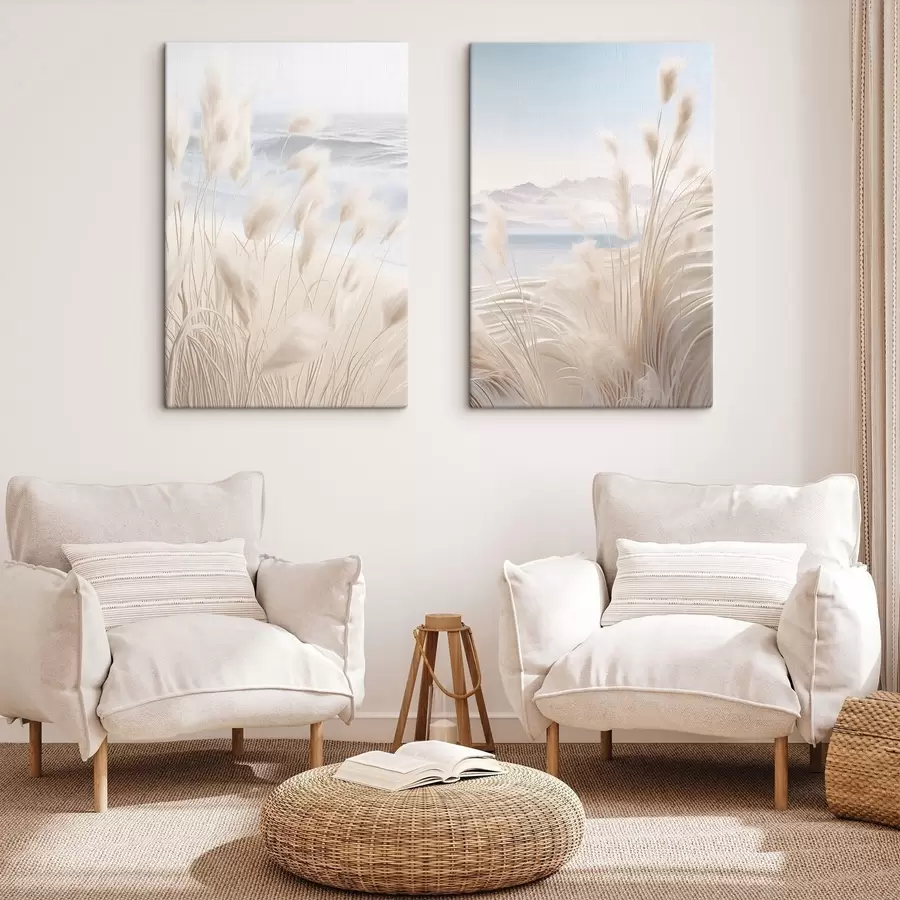  Schilderijen Hoog, vederachtig pampagras in zachte beige tinten op de voorgrond, met een zandstrand op de achtergrond m01242