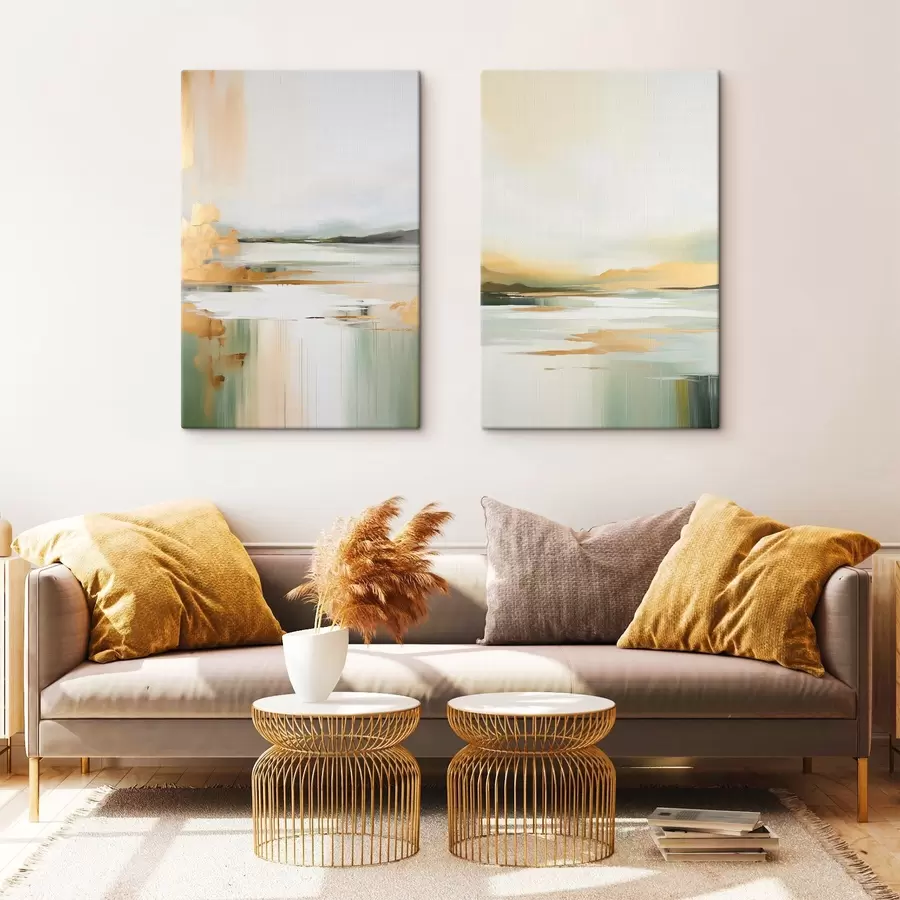  Schilderijen Abstract landschap met gele en groene tinten, water dat de lucht en verre bergen weerspiegelt, bleke, wazige lucht m01245