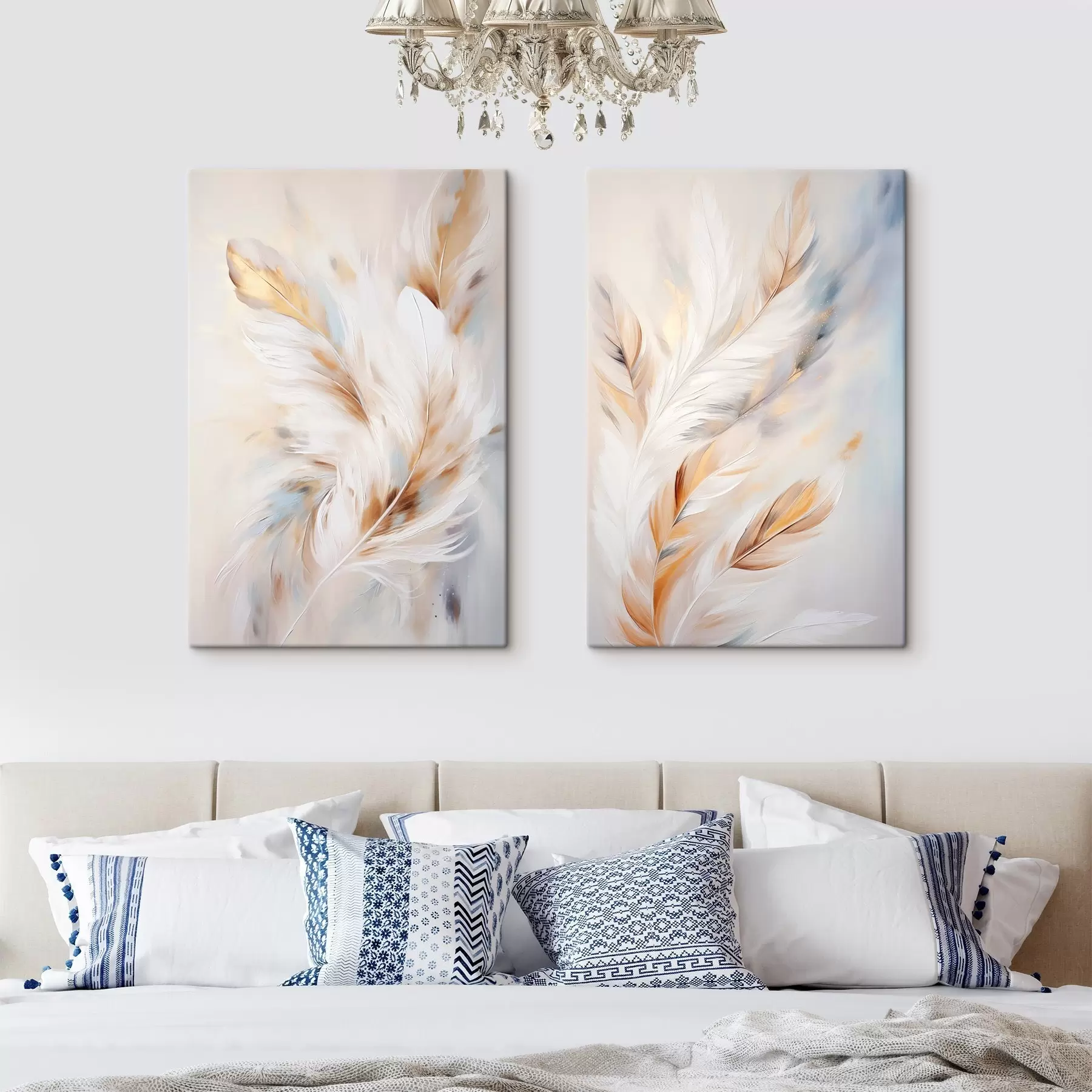  Schilderijen Grote, zachte veren met een mix van witte, gele en bruine tinten, tegen een lichte, abstracte achtergrond. m01247