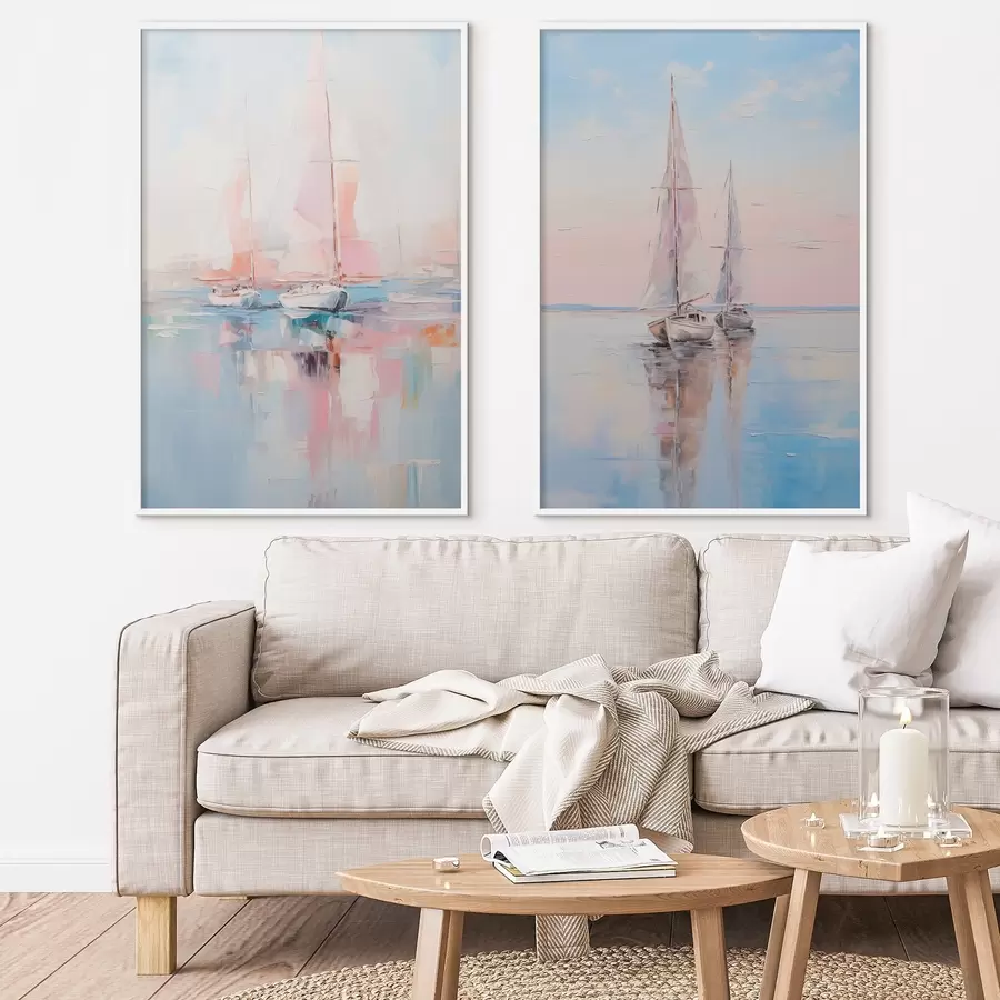 Fotobehang Zeilboten met roze zeilen drijvend op een kalme zee, reflecties van de boten in het water, zachte pastelkleuren d00648