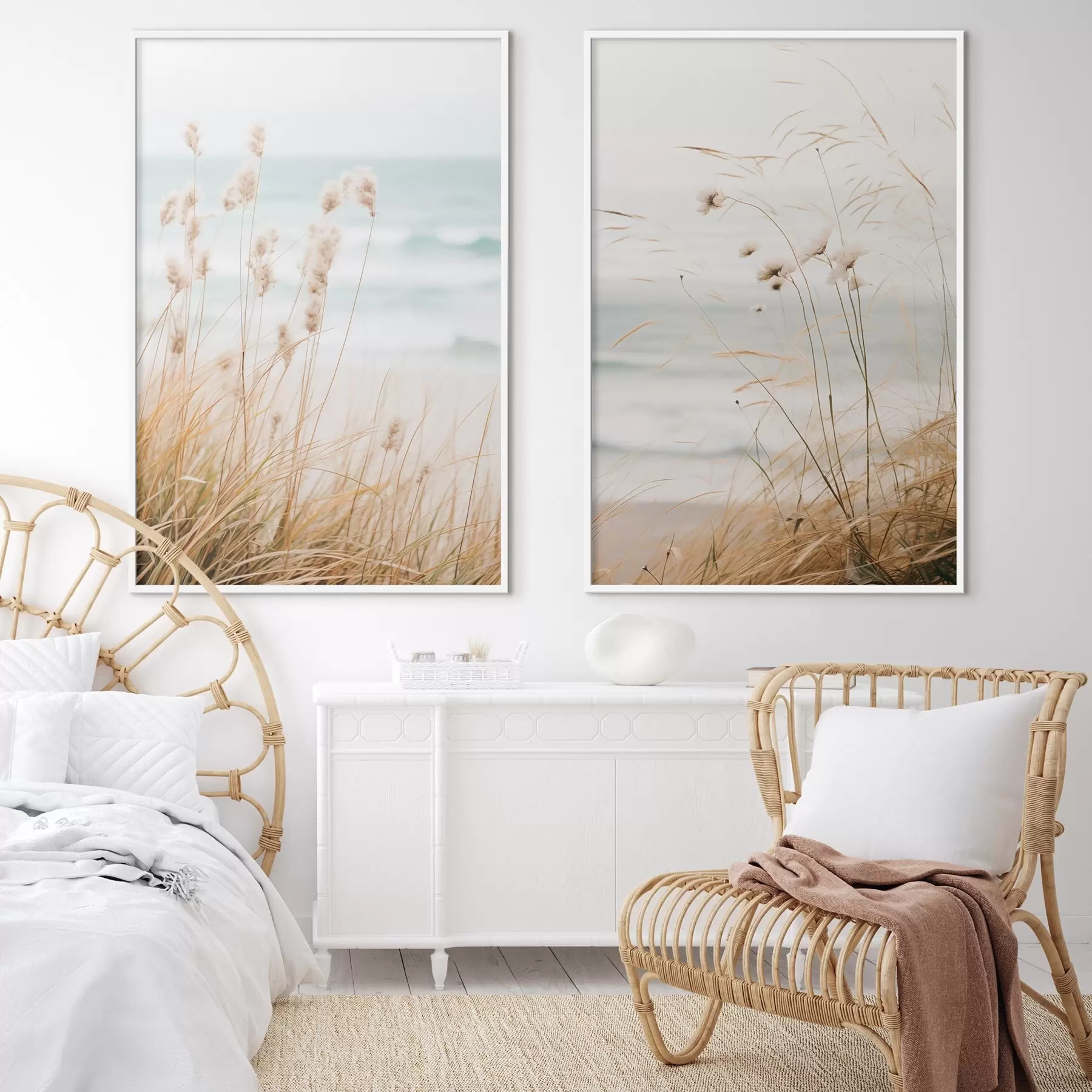 Fotobehang Hoog gras met pluizige zaadhoofden, zandstrand en oceaangolven op de achtergrond, zacht en gedempt kleurenpalet d00650