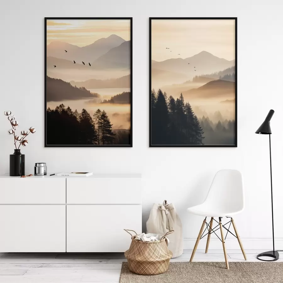 Fotobehang Een berglandschap met een bos en vogels die in de lucht vliegen, alles bedekt met een dikke laag mist tijdens zonsopgang d00651