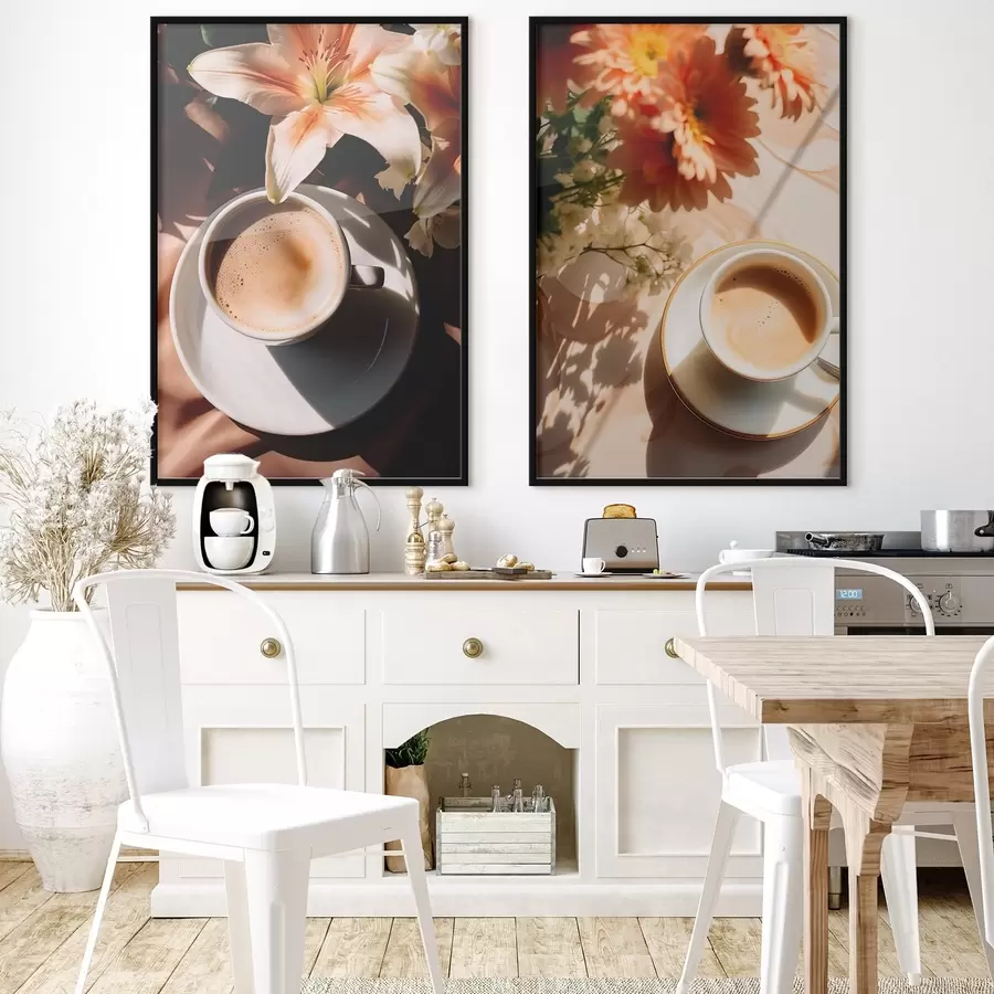 Fotobehang Een kop koffie met schuim op een wit bord, wat bloemen op de achtergrond, met zonlicht d00654
