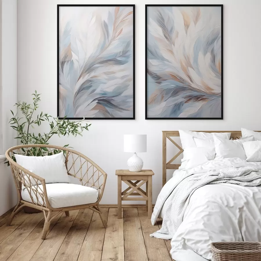 Fotobehang Abstract schilderij van veren in tinten wit, blauw en bruin, met een zachte, vloeiende textuur en een lichte achtergrond. d01234