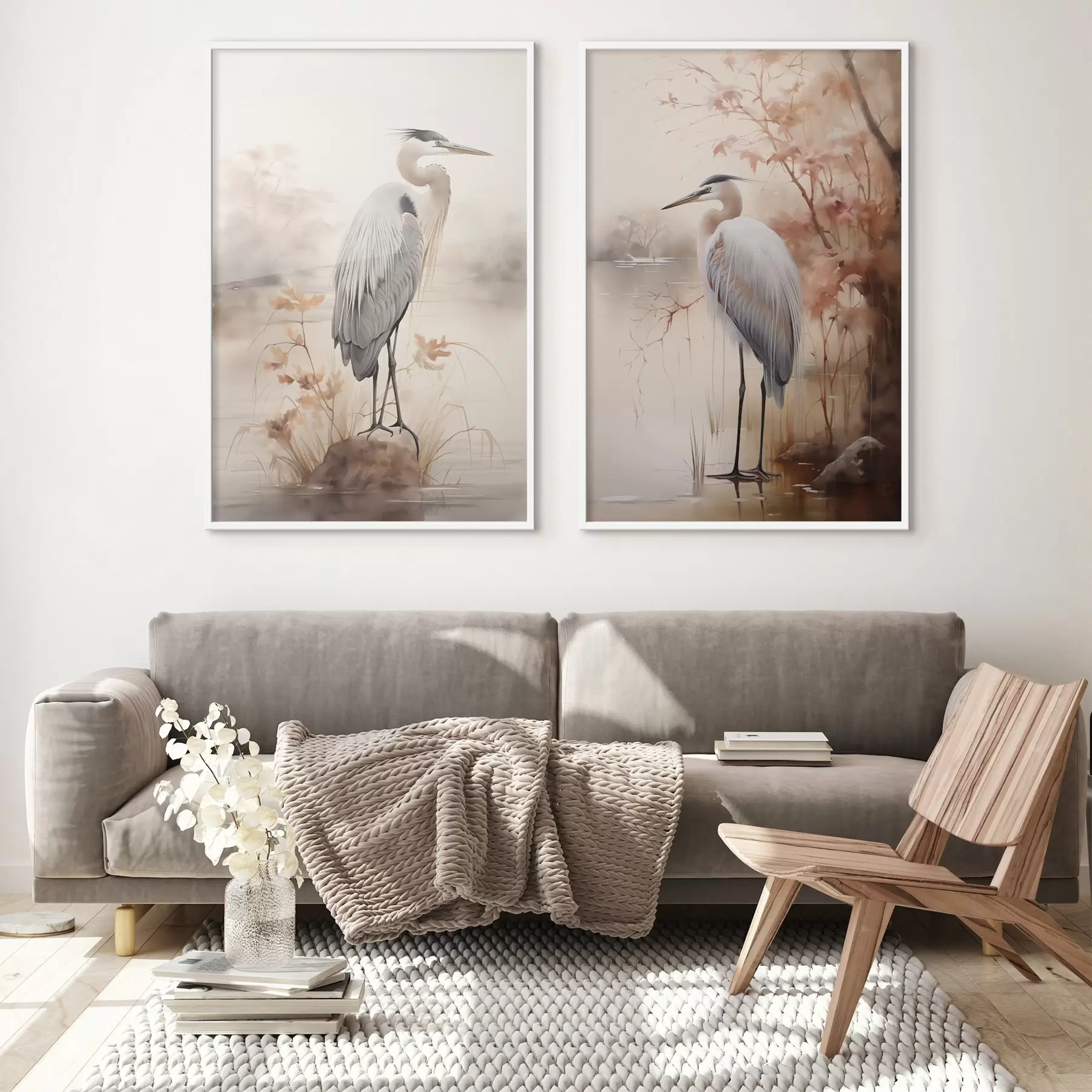 Fotobehang Een reiger staat op een rots in een meer met hoog gras en bomen op de achtergrond. d01239