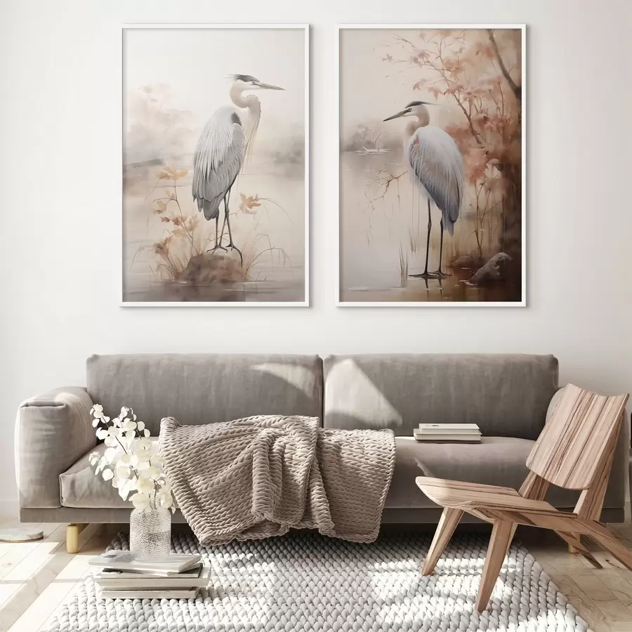 Fotobehang Een reiger staat op een rots in een meer met hoog gras en bomen op de achtergrond. d01239