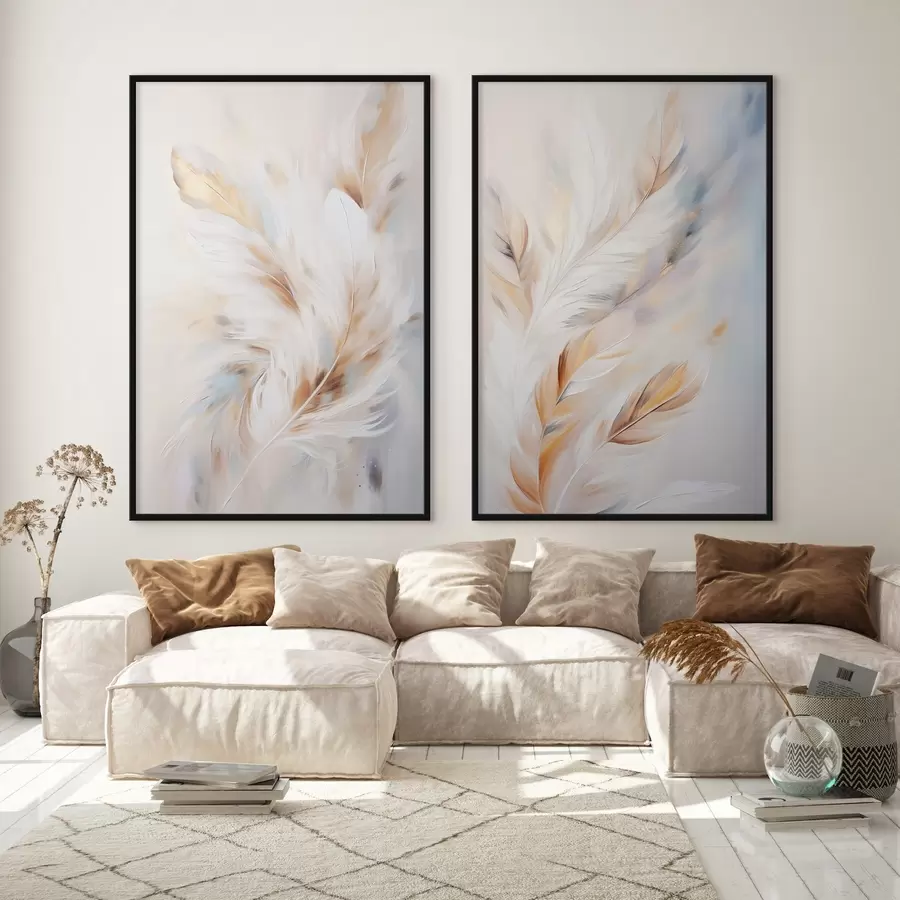 Fotobehang Grote, zachte veren met een mix van witte, gele en bruine tinten, tegen een lichte, abstracte achtergrond. d01247