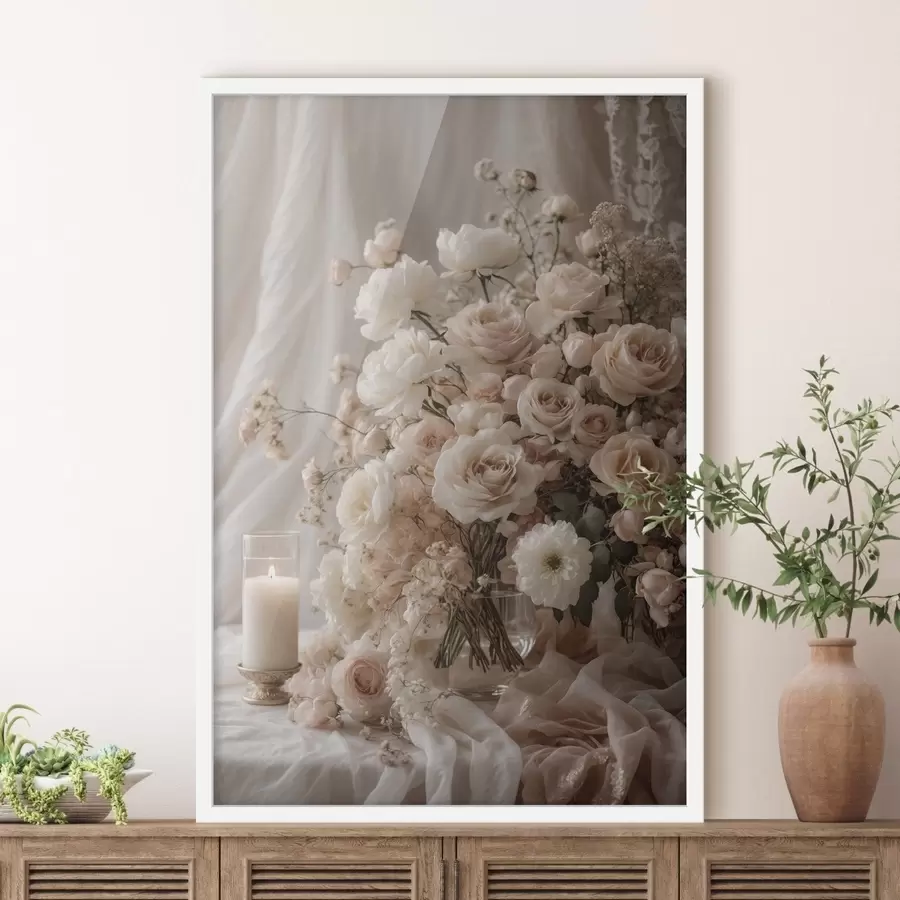 Fotobehang Crèmekleurige bloemen naast een brandende kaars f47281
