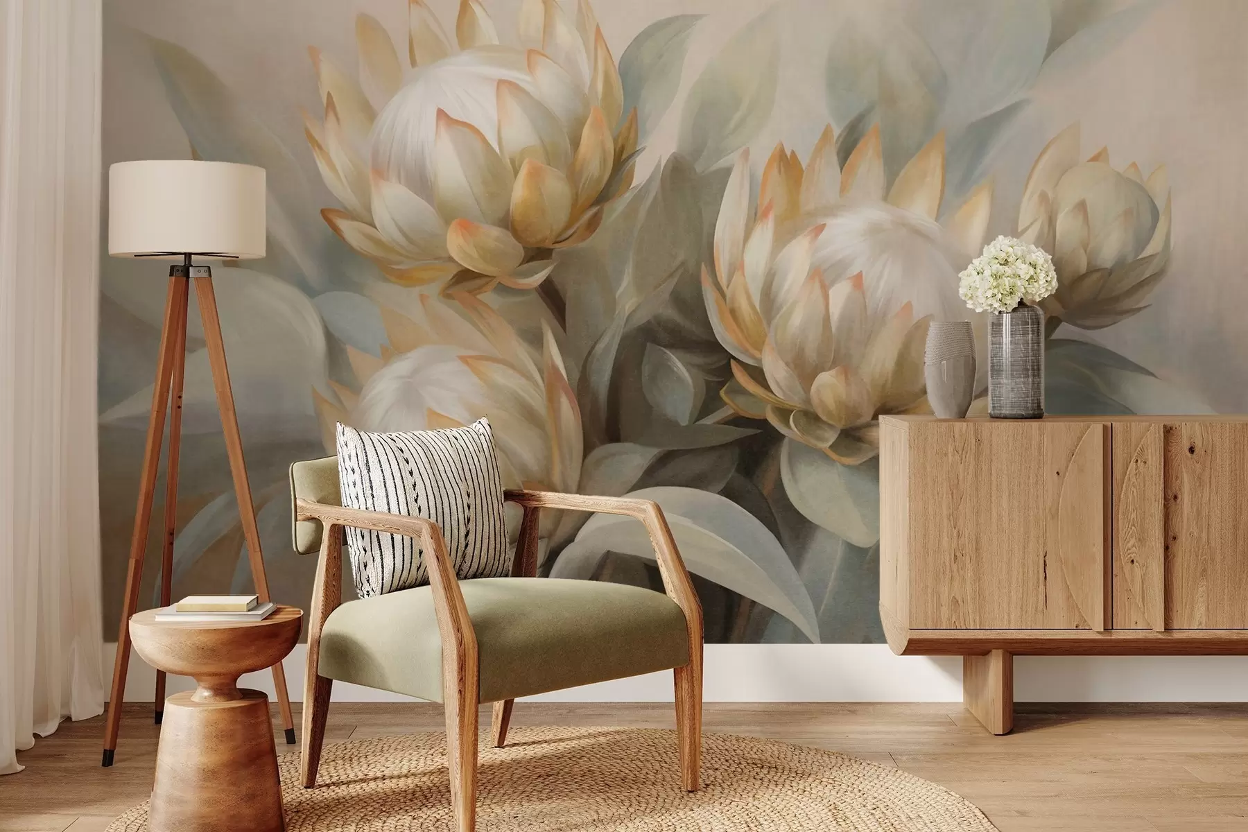 Fotobehang Getextureerde proteabloemen met groene bladeren en een zachte, wazige achtergrond w09738