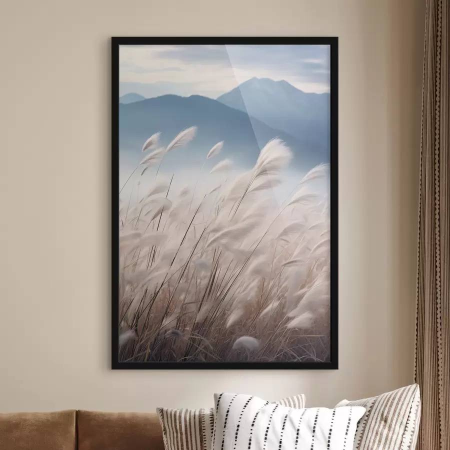 Fotobehang Hoog, wit pampagras dat in de wind wappert met zachte blauwe bergen op de achtergrond f47879