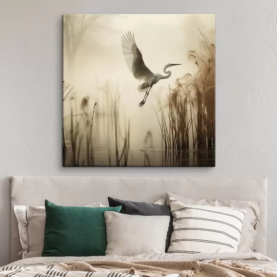  Schilderijen Een witte reiger vliegt over een meer, omringd door hoog riet en bomen op de achtergrond s48389