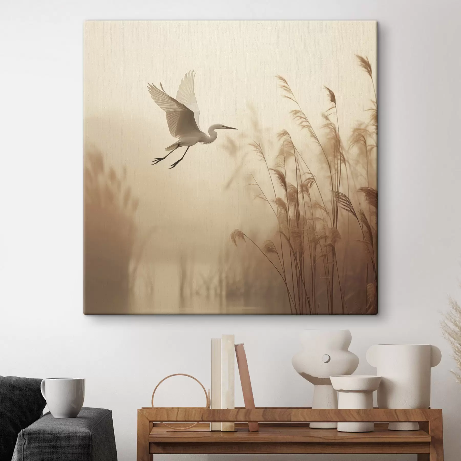  Schilderijen Een witte reiger vliegt over een meer, omringd door hoog riet en bomen op de achtergrond s48390