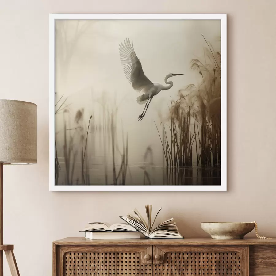Fotobehang Een witte reiger vliegt over een meer, omringd door hoog riet en bomen op de achtergrond f48389