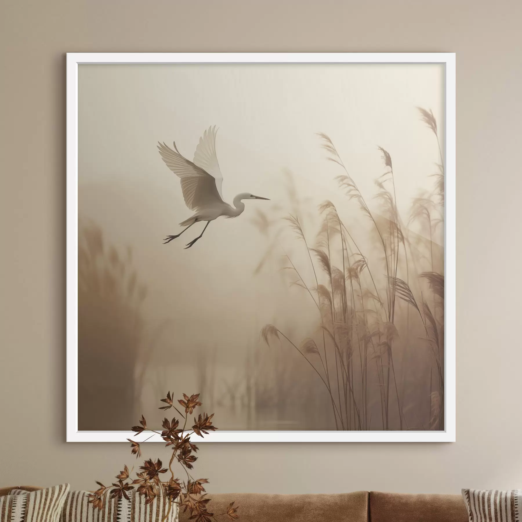Fotobehang Een witte reiger vliegt over een meer, omringd door hoog riet en bomen op de achtergrond f48390