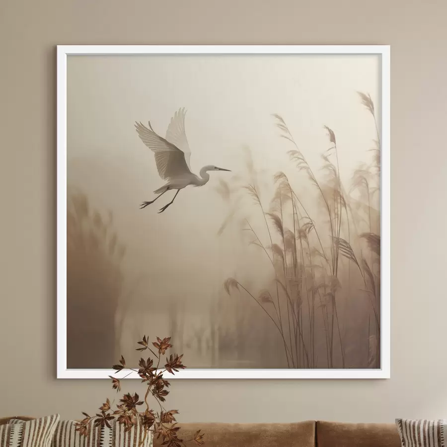 Fotobehang Een witte reiger vliegt over een meer, omringd door hoog riet en bomen op de achtergrond f48390