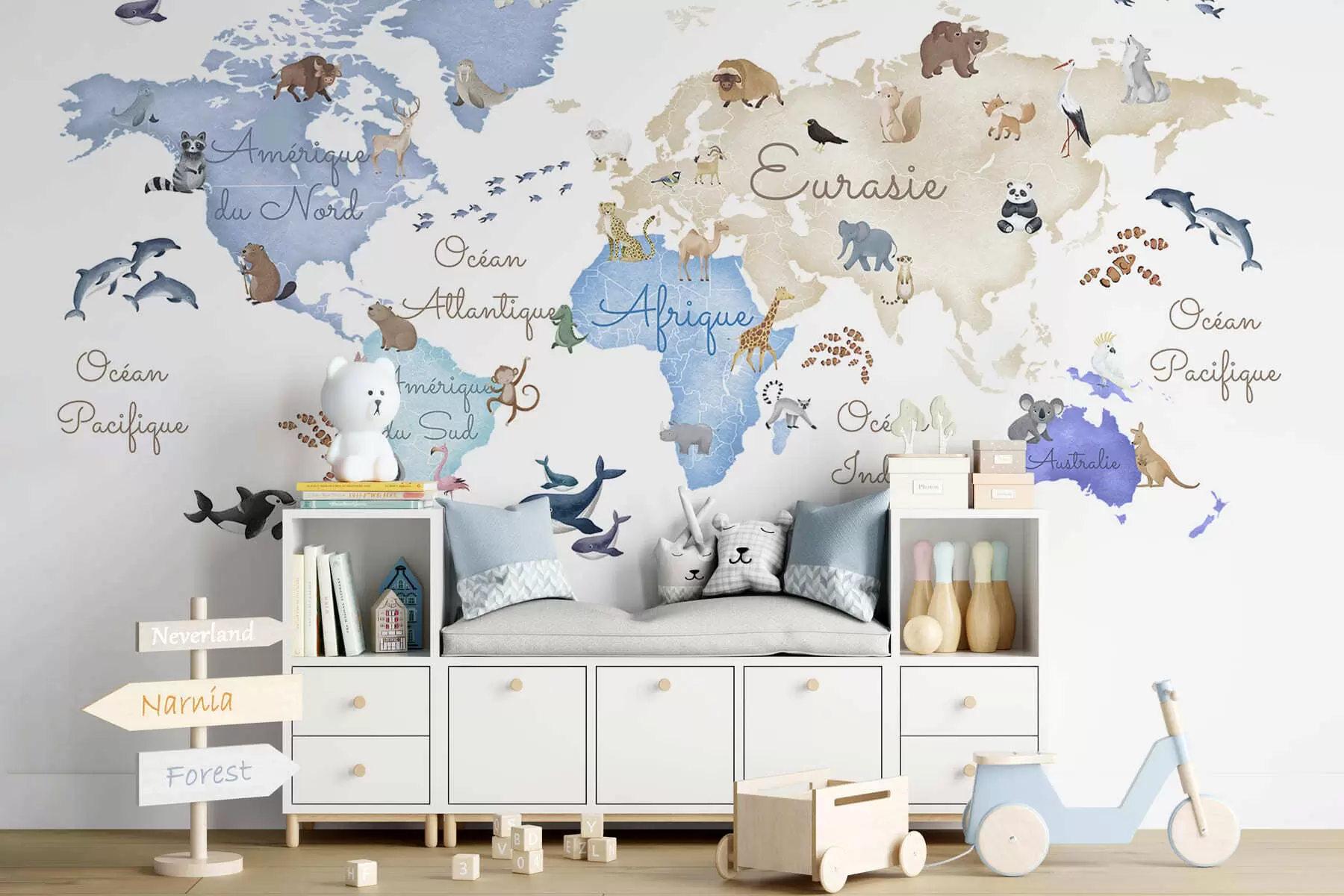 Fotobehang Een blauwe kaart in aquarelstijl met dieren. Opschriften in het Frans c00012frv1