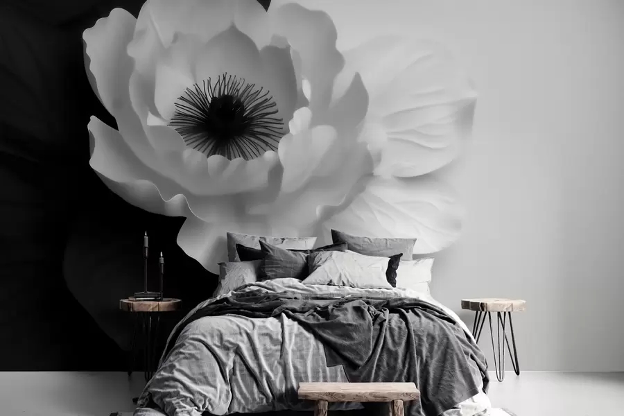 Fotobehang Een contrasterende witte bloem met een donker hart op een zwart-witte achtergrond w09852