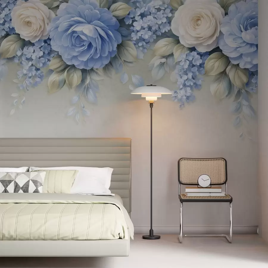 Fotobehang Verfijnde rozen en bloemtrossen in een op porselein geïnspireerde botanische compositie met zacht gelaagde bloemblaadjes en elegante, golvende bladeren w05495
