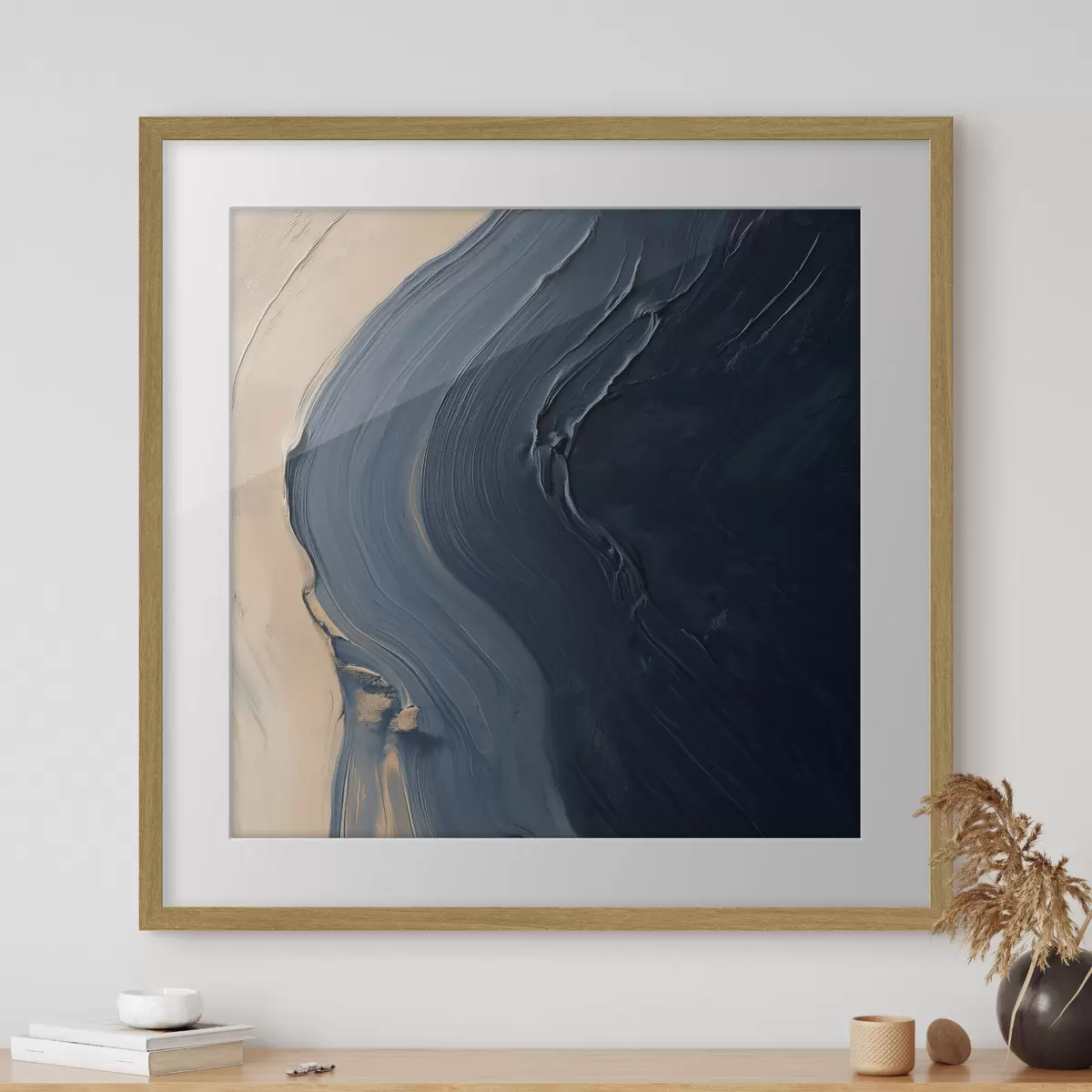 Poster Abstracte diepblauwe golven op een beige achtergrond met expressieve penseelstreken in de stijl van een olieverfschilderij f48884