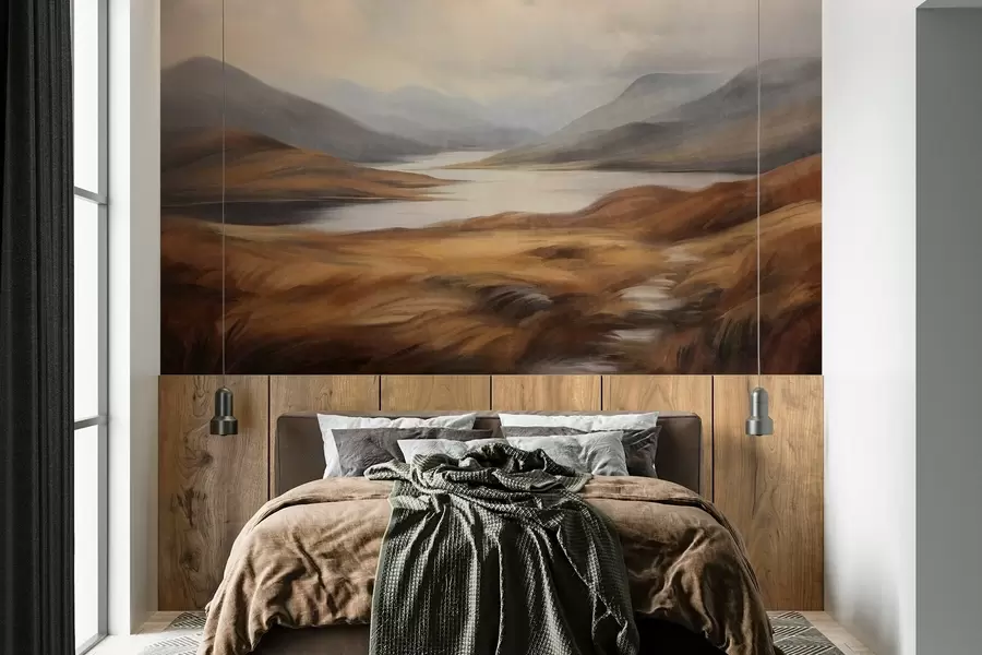 Fotobehang Een landschap met reliëf, een meer omringd door heuvels en bergen onder een bewolkte hemel met droog gras w09756