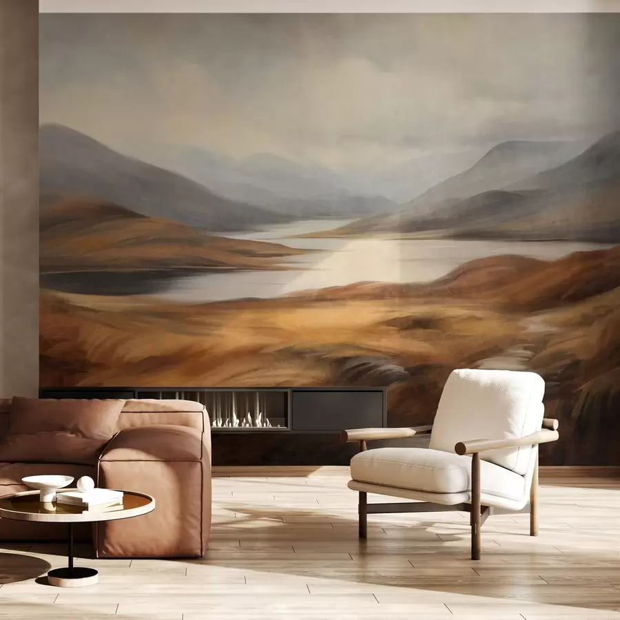 Fotobehang Een landschap met reliëf, een meer omringd door heuvels en bergen onder een bewolkte hemel met droog gras w09756