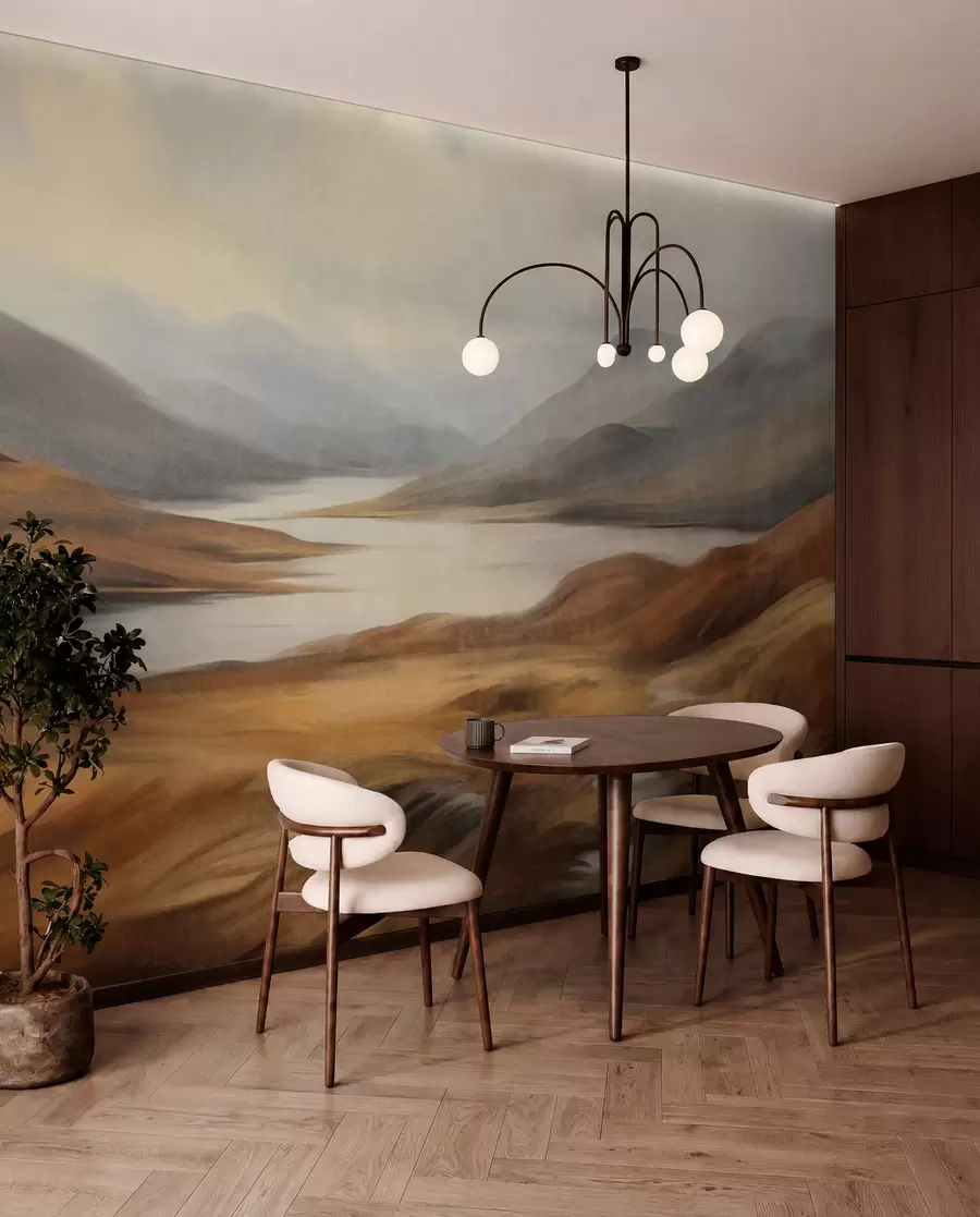 Fotobehang Een landschap met reliëf, een meer omringd door heuvels en bergen onder een bewolkte hemel met droog gras w09756
