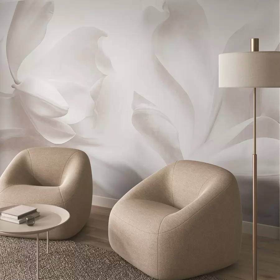 Fotobehang Witte magnoliabloemen met een gestructureerd oppervlak en delicate bloemblaadjes, tegen een vage, lichte achtergrond w09771