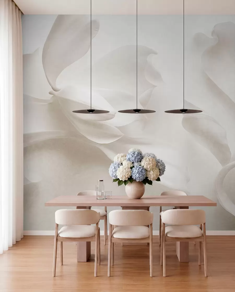 Fotobehang Witte magnoliabloemen met een gestructureerd oppervlak en delicate bloemblaadjes, tegen een vage, lichte achtergrond w09771