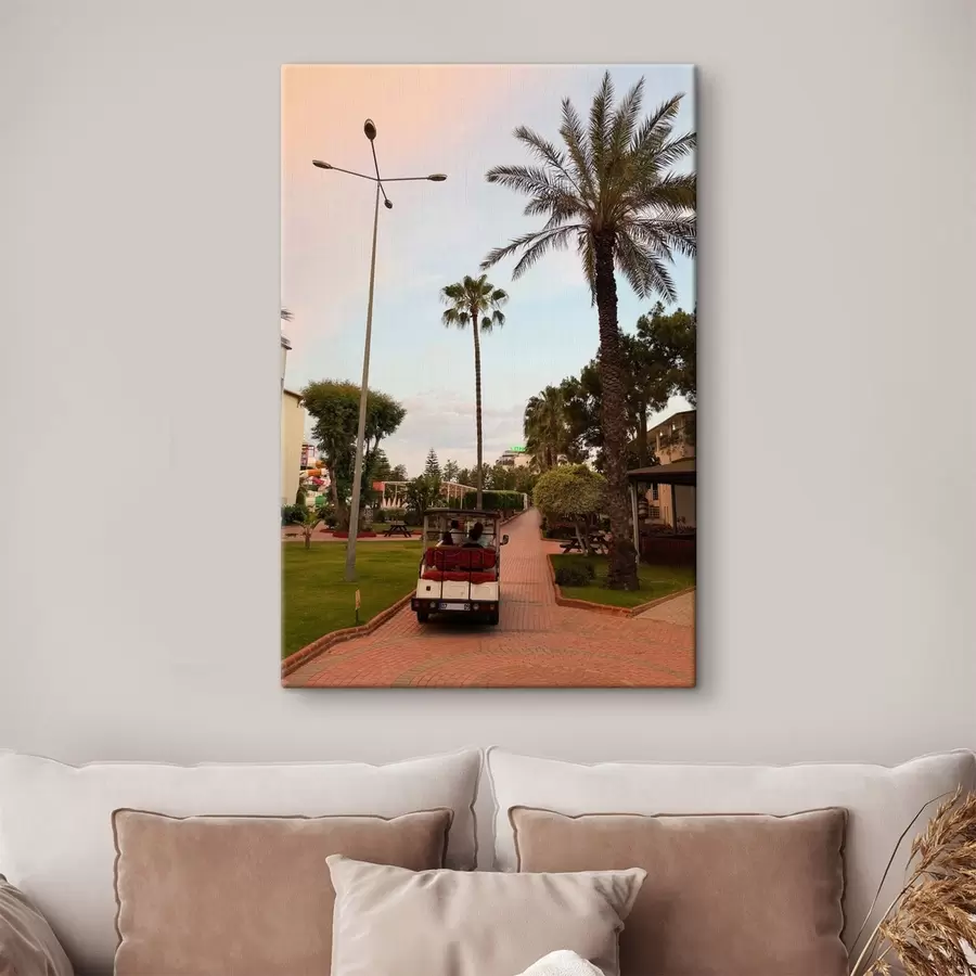  Schilderijen Looppad bij het resort met palmbomen en een elektrisch karretje s49695