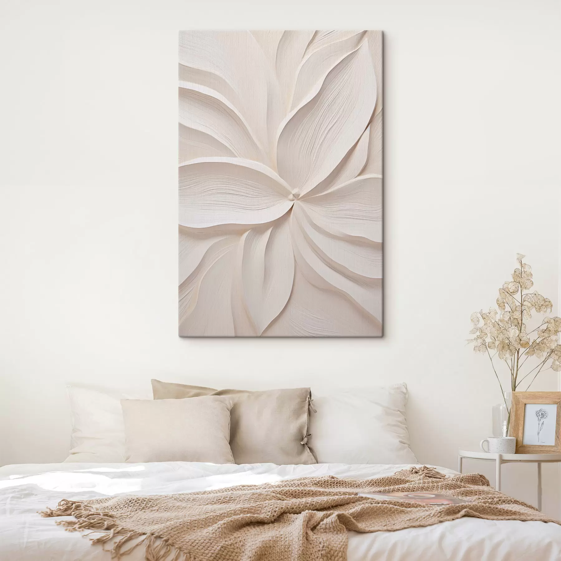  Schilderijen Abstracte, grote, roomwitte bloem met delicate, gelaagde bloemblaadjes s49792