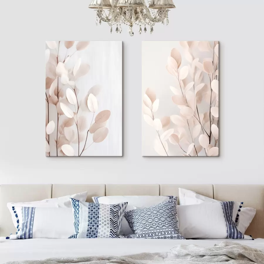  Schilderijen Lichtbeige eucalyptusbladeren tegen een lichte, gestructureerde achtergrond m30692