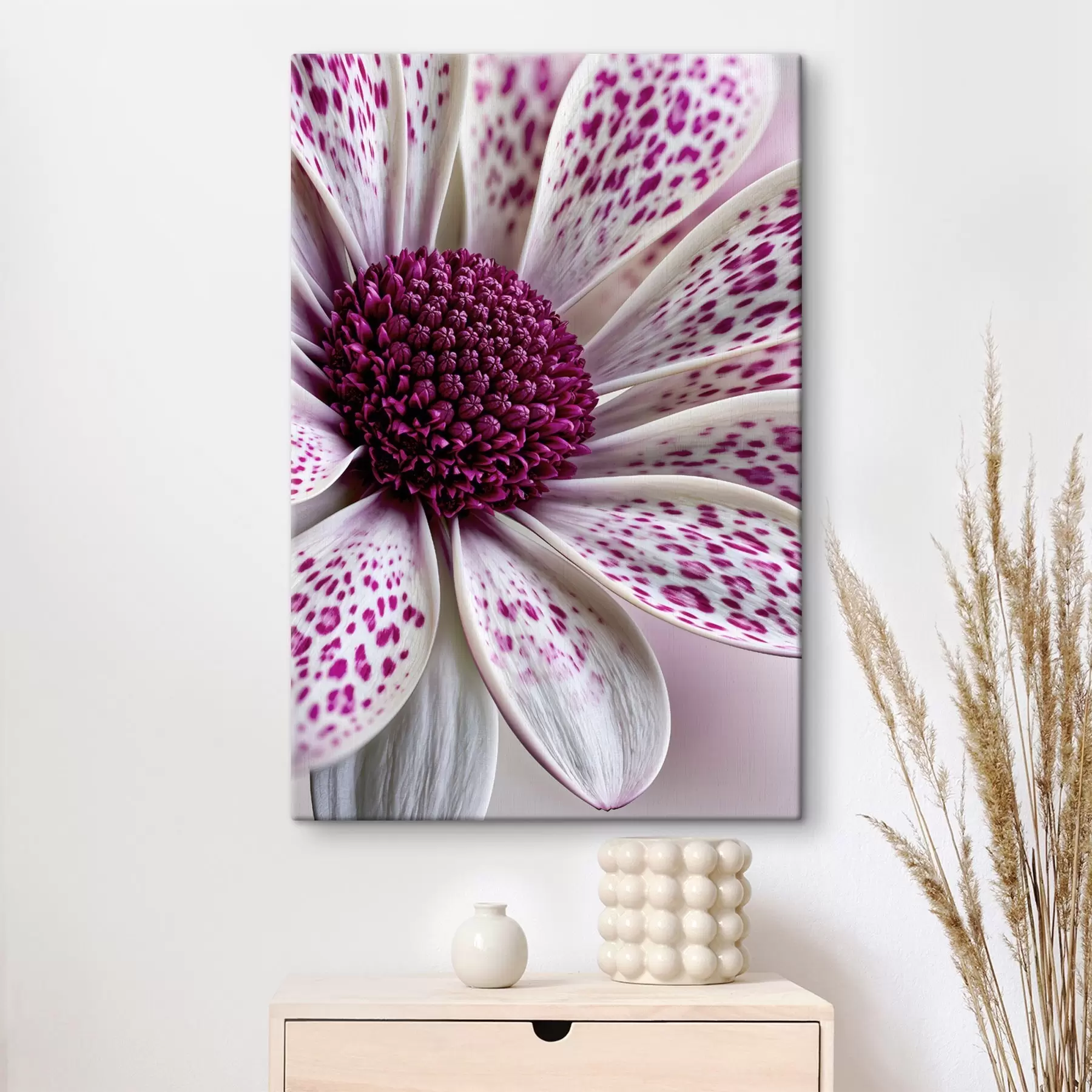  Schilderijen Close-up van een daisy-achtige bloem met levendige magenta luipaardvlekken s49865