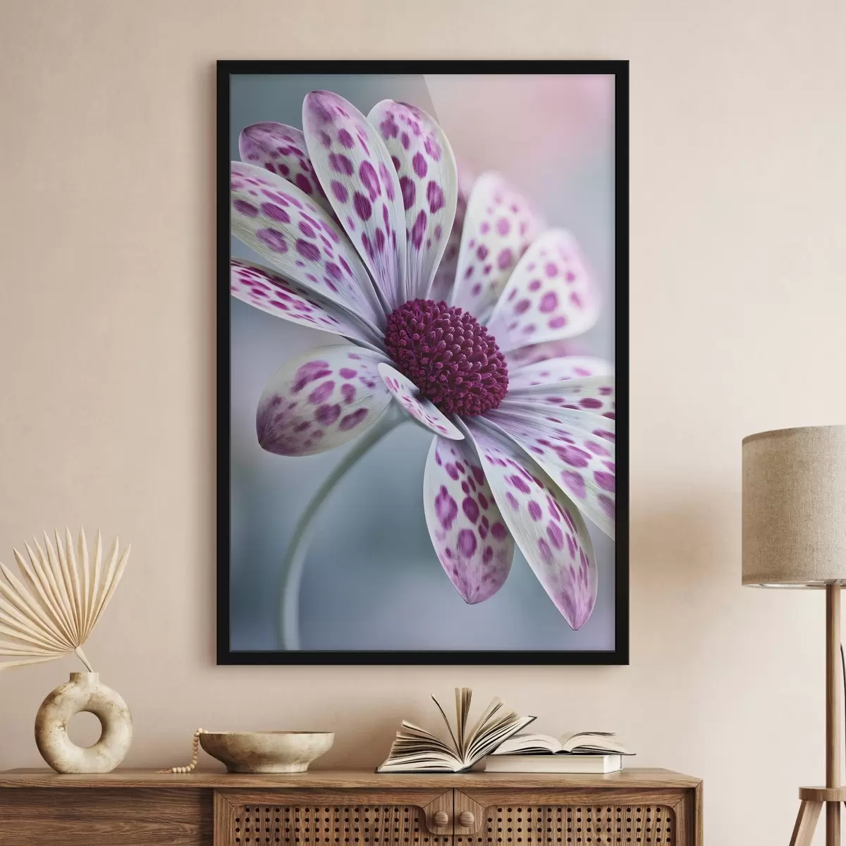 Poster Een bloem die op een madeliefje lijkt, met levendige magenta luipaardvlekken f49866