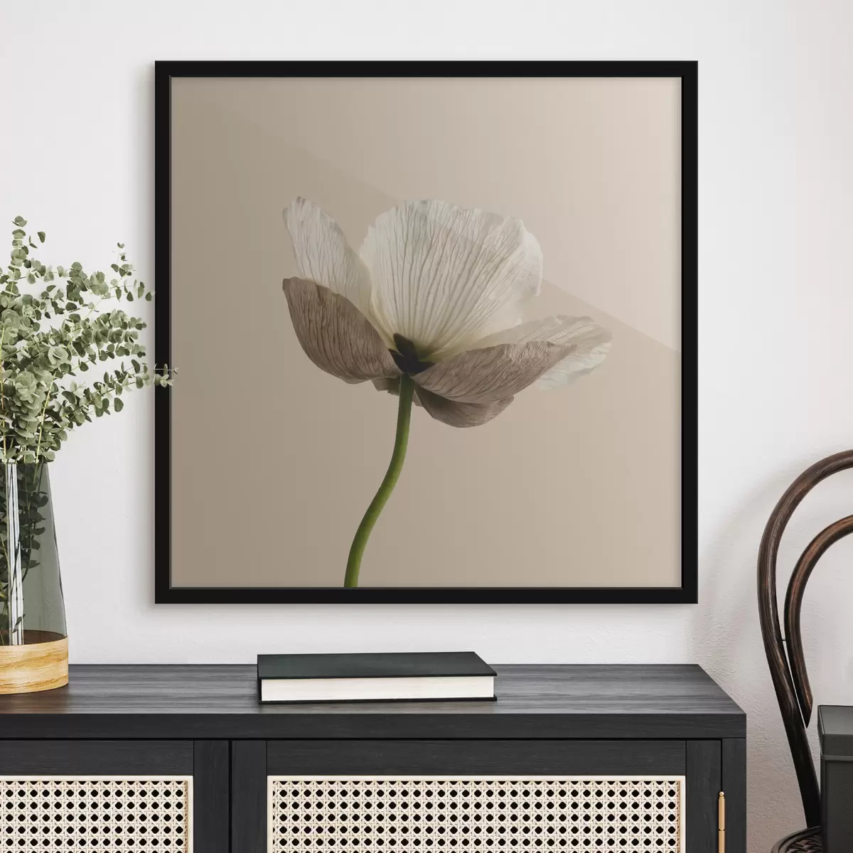 Poster Een delicate bloem met doorschijnende bloemblaadjes op een beige achtergrond in minimalistische stijl f49718
