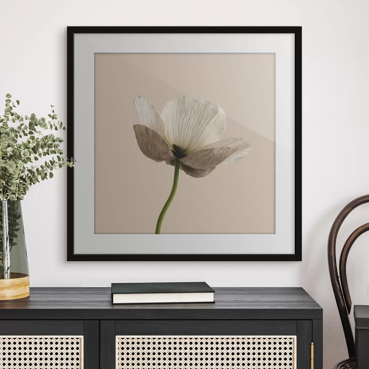Poster Een delicate bloem met doorschijnende bloemblaadjes op een beige achtergrond in minimalistische stijl f49718