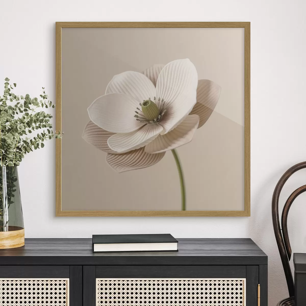 Poster Bloem met gestructureerde bloemblaadjes in een beige kleurenpalet, in minimalistische stijl f49719