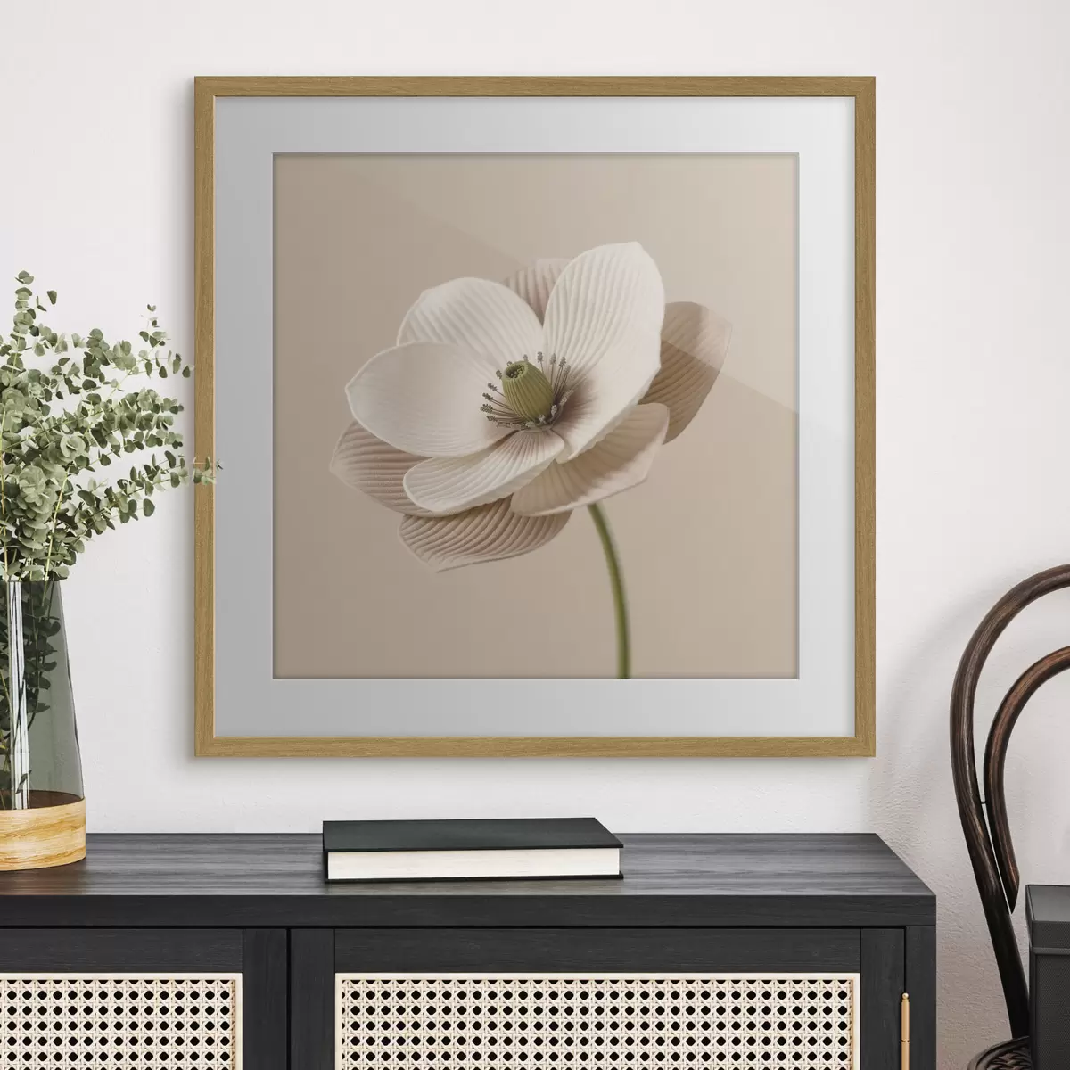 Poster Bloem met gestructureerde bloemblaadjes in een beige kleurenpalet, in minimalistische stijl f49719