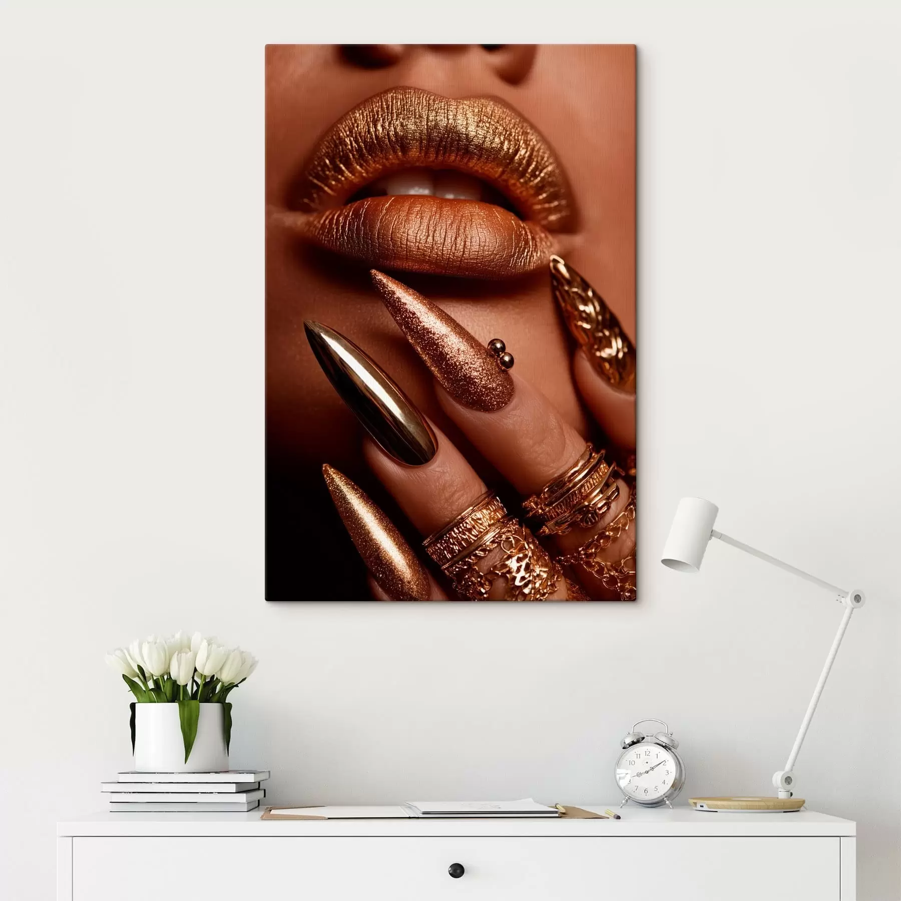  Schilderijen Close-up van lippen en manicure met een metallic glans s49976