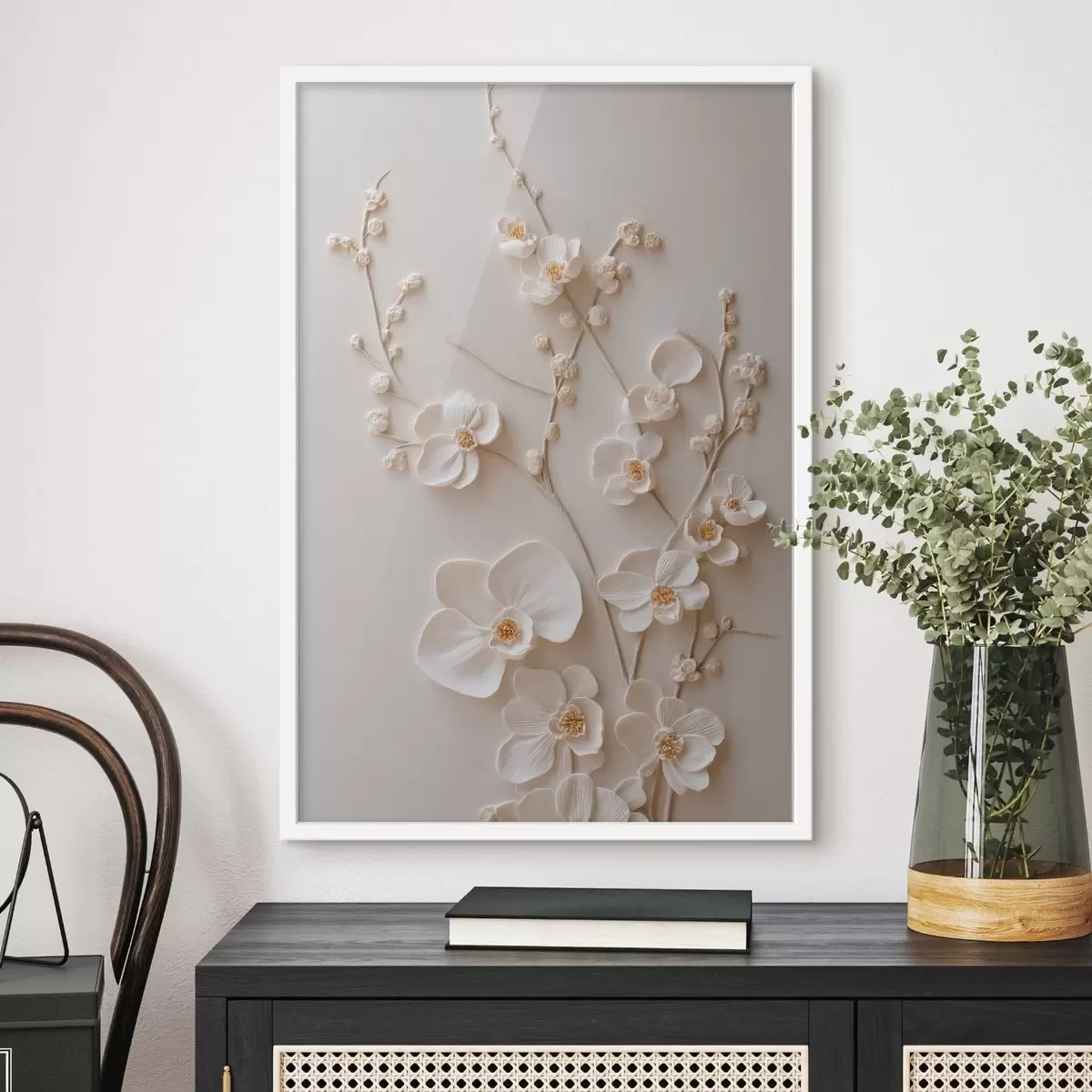 Poster Weelderige witte bloemen aan sierlijke takken f49957