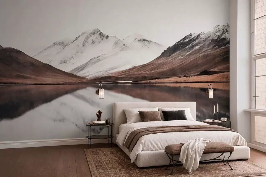 Fotobehang Besneeuwde bergtoppen en een rustig meer met een spiegelgladde weerspiegeling w05816