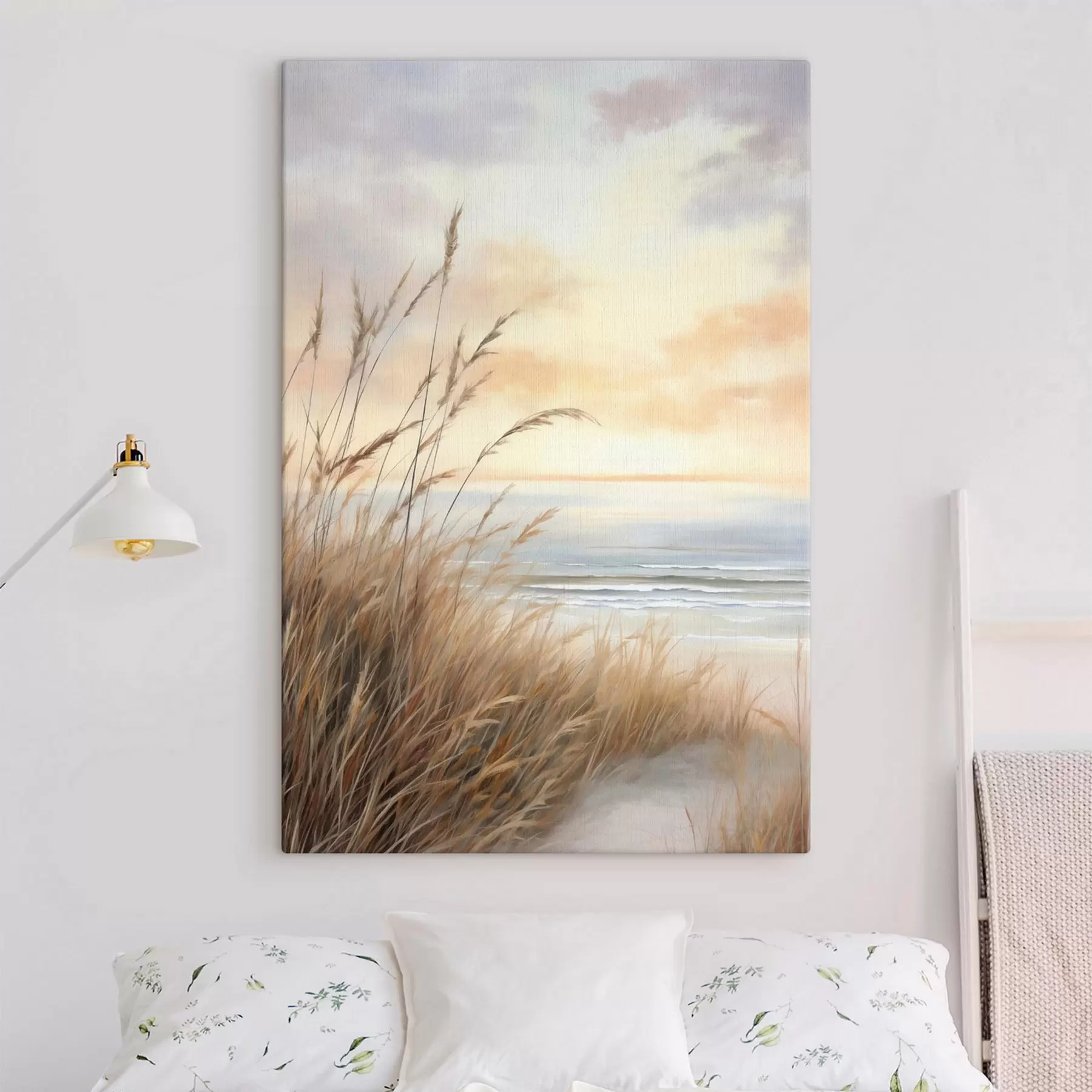  Schilderijen Hoog, droog gras op de voorgrond, met daarachter een strand en de zee; een zachte zonsondergang in pastelkleuren s50211