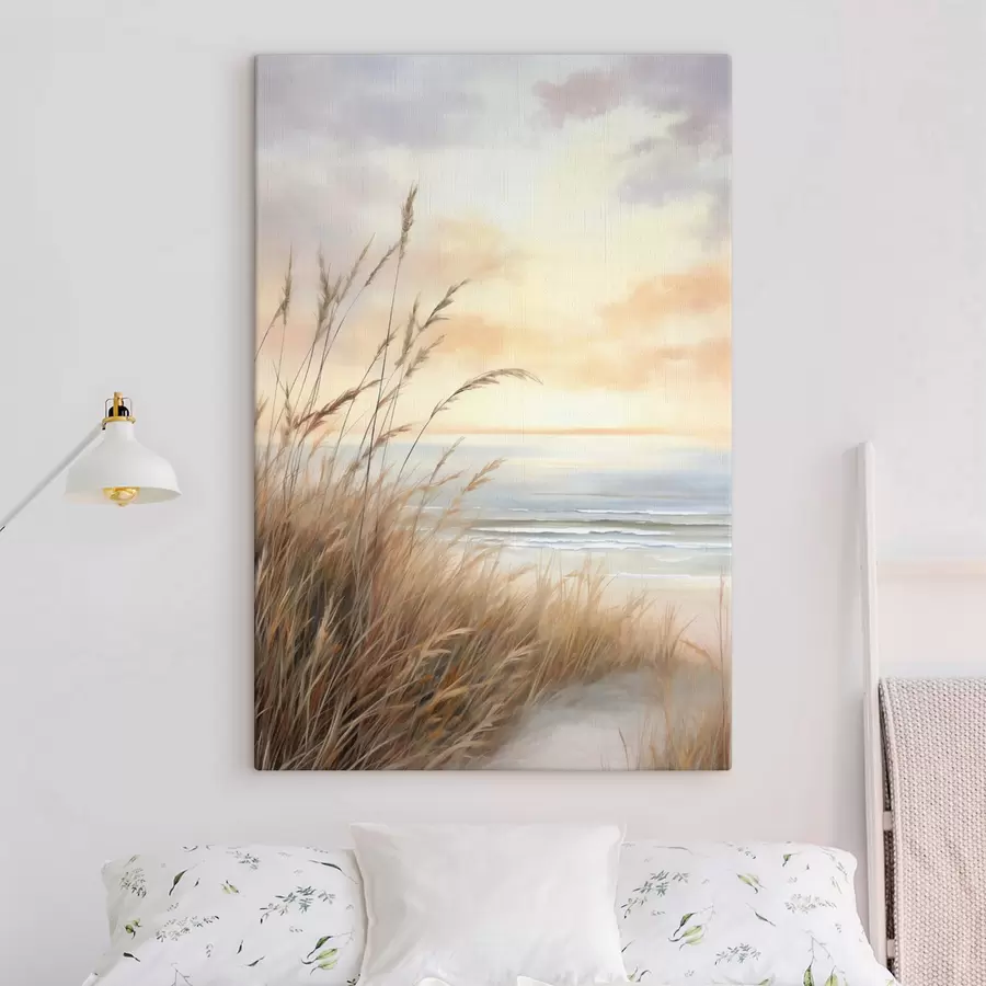  Schilderijen Hoog, droog gras op de voorgrond, met daarachter een strand en de zee; een zachte zonsondergang in pastelkleuren s50211