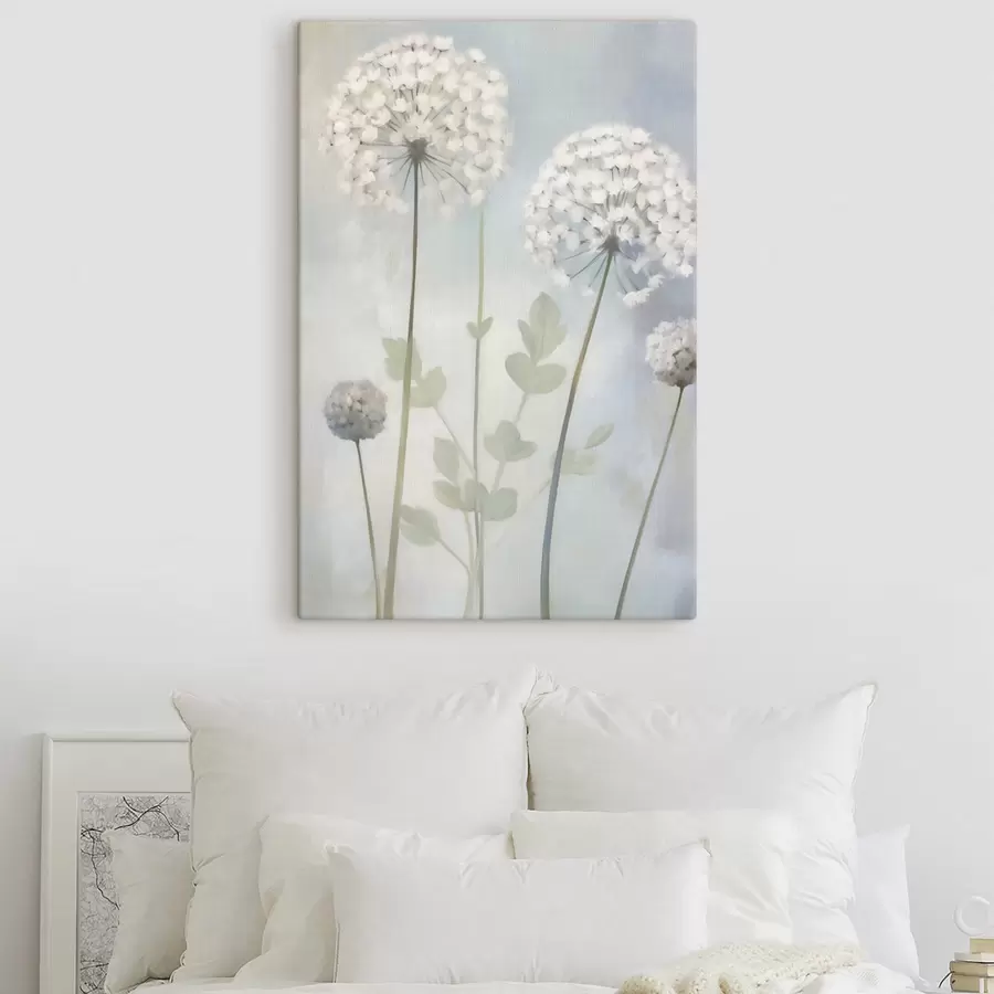  Schilderijen Witte paardenbloemen met groene blaadjes tegen een zachtblauwe en witte achtergrond s50212