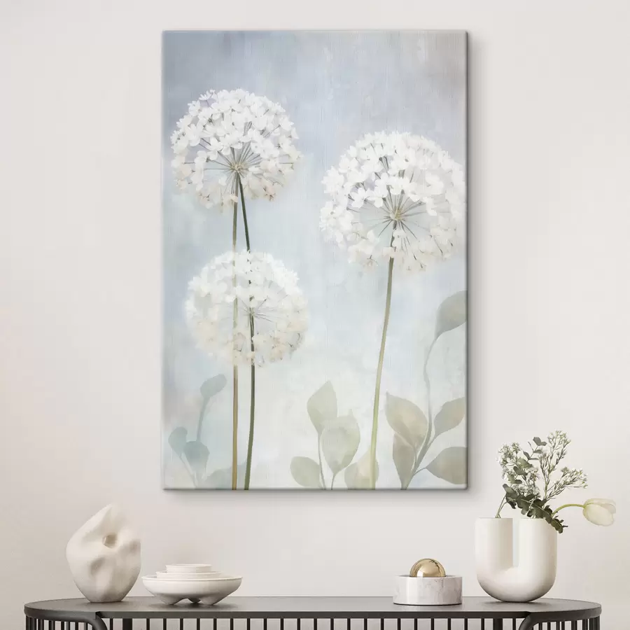 Schilderijen Witte paardenbloemen met groene blaadjes tegen een zachtblauwe en witte achtergrond s50213