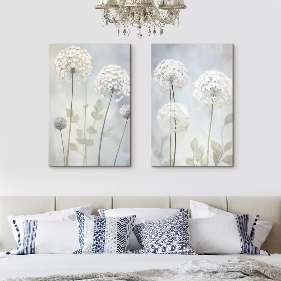  Schilderijen Witte paardenbloemen met groene blaadjes tegen een zachtblauwe en witte achtergrond m30839