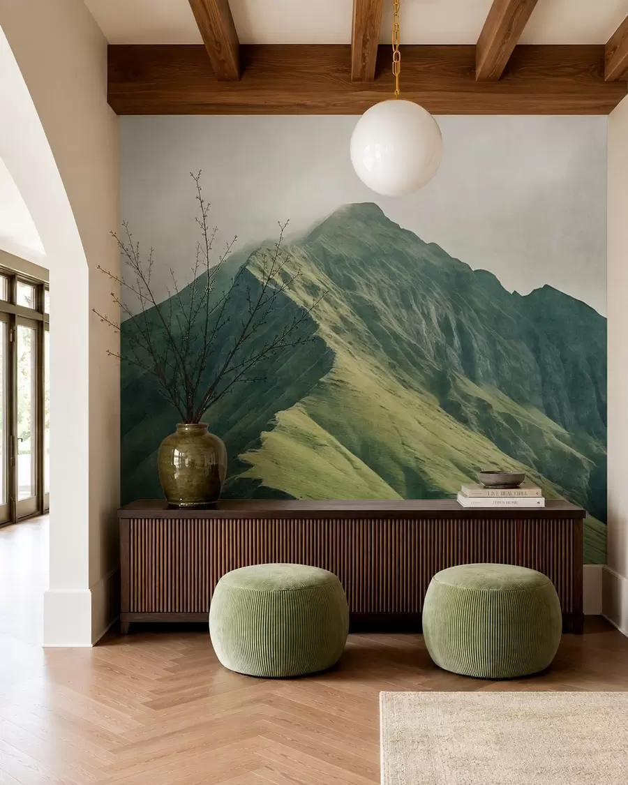 Fotobehang Malachietberg met groene hellingen en een top gehuld in een zachte mist w05820