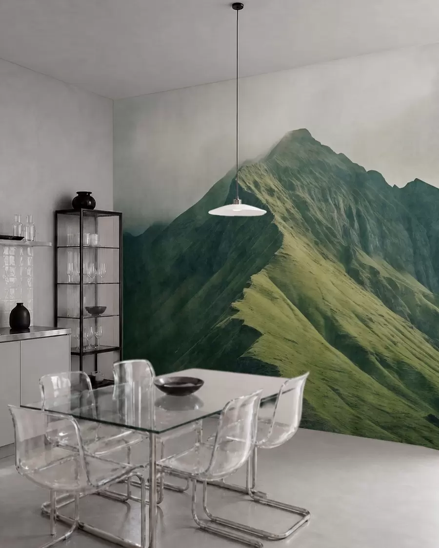 Fotobehang Malachietberg met groene hellingen en een top gehuld in een zachte mist w05820
