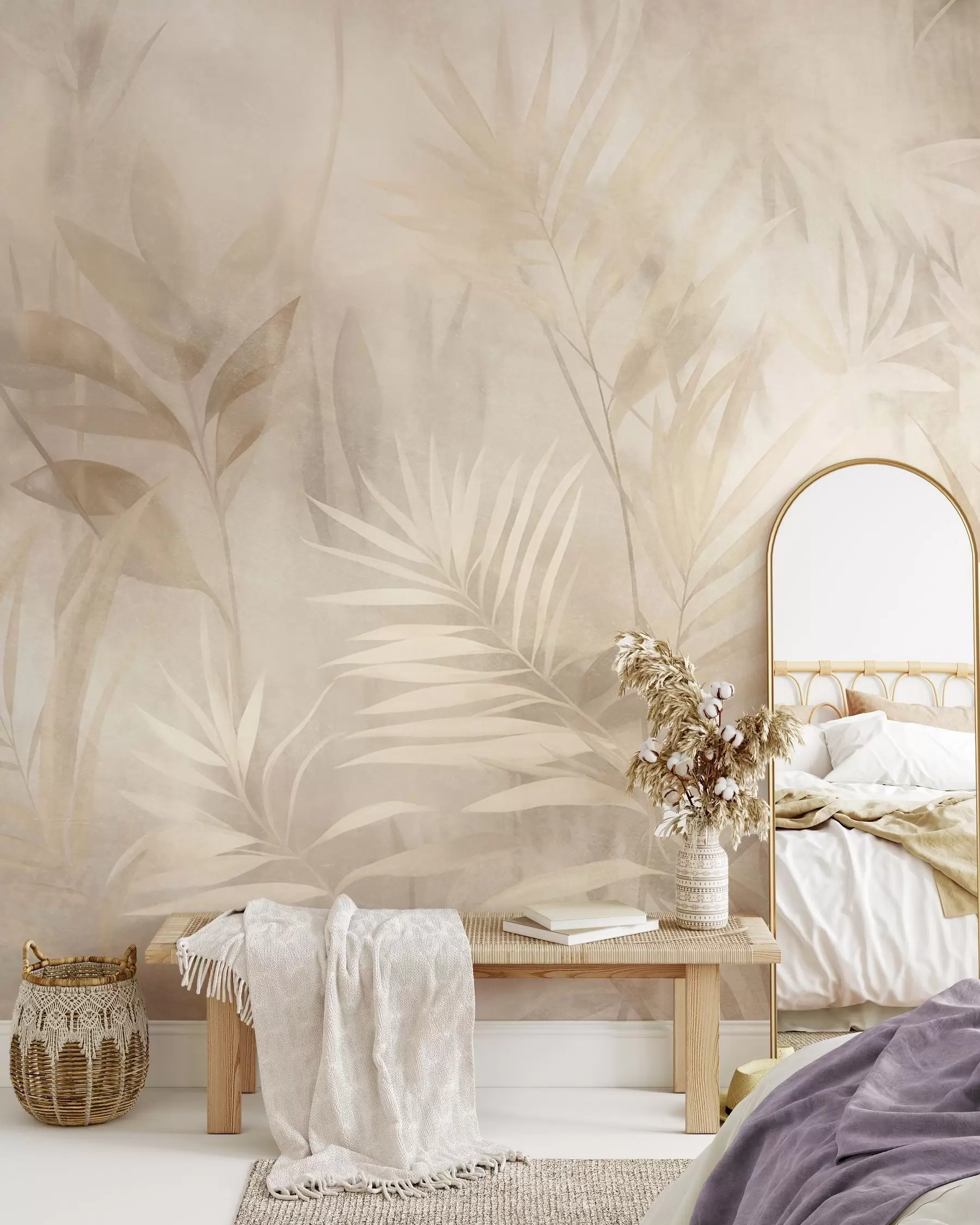 Fotobehang Palmbladeren in ingetogen beige- en crèmekleuren, tegen een zachte achtergrond van een tropisch oerwoud w10023