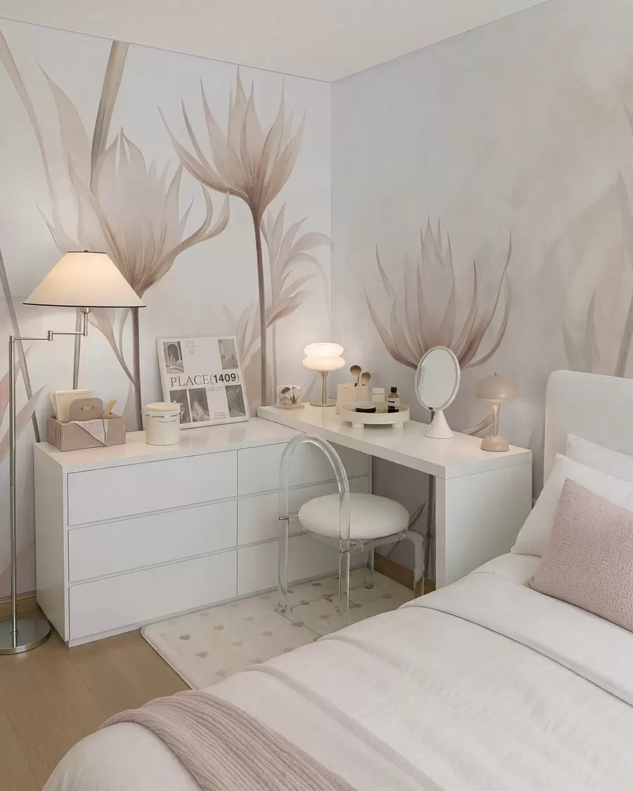 Fotobehang Getextureerde, doorschijnende bloemen in zachte perzik- en beige tinten, met lange stelen en bladeren w10028